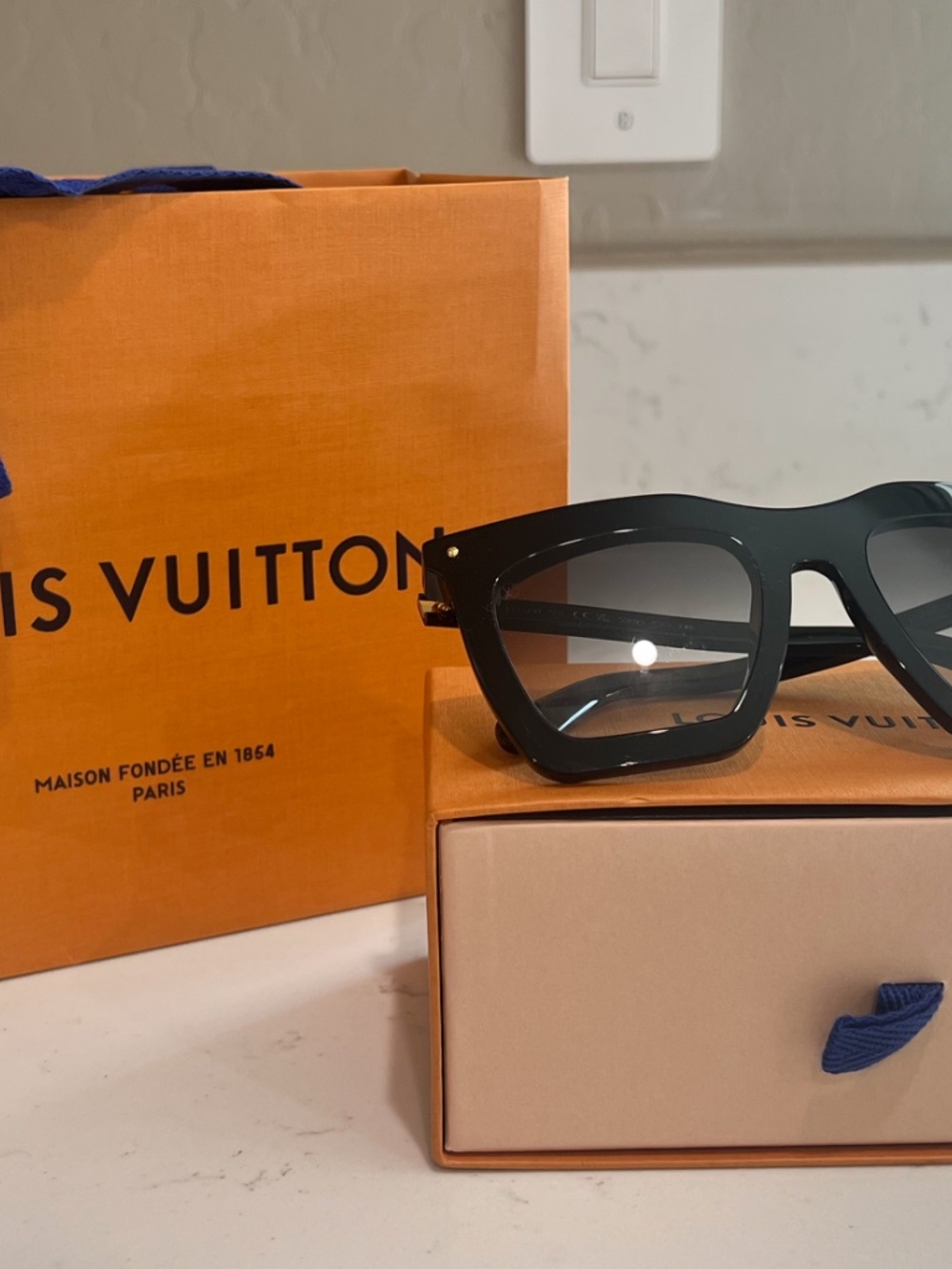 Louis Vuitton Sunglasses - Picture 6 of 7